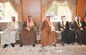الشيخ فيصل السعود والشيخ مشعل الاحمد والشيخ شملان عبدالعزيز الحمود يتلقون العزاء من وزير التعليم الاماراتي