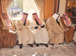 الشيخ فيصل السعود والشيخ احمد الحمود والشيخ دمحمد الصباح خلال تلقي العزاء من الشيخ راشد بن عبدالله ال خليفة والشيخ خالد بن احمد ال خليفة