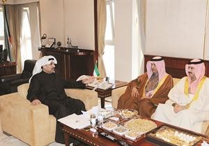 الشيخ حمد جابر العلي خلال لقائه الشيخ مبارك الدعيج واحمد البوعينين﻿