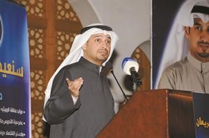 دانور الشريعان متحدثا للحاضرات خلال الندوة