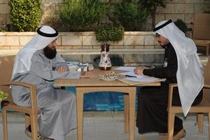 النائب السابق ومرشح الدائرة الثانية خالد السلطان متحدثا للزميل احمد يوسف
