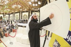 دوليد الطبطبائي يشرح برنامجه الانتخابي على لوحة خلال الندوة﻿