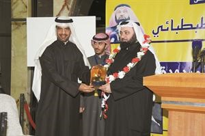 رئيس جمعية المعلمين متعب العتيبي مكرما دوليد الطبطبائي﻿