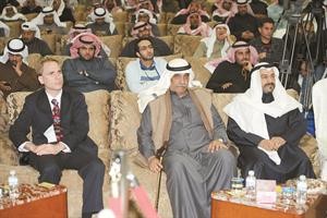 دناصر الصانع متقدما الحضور خلال الندوة﻿