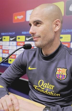 مدرب برشلونة جوسيب غوارديولا خلال مؤتمر صحافي قبل الكلاسيكو افپ
