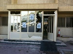 واجهة المخفر وتبدو عليها التلفيات جراء الاقتحام العمدي