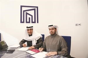 محمد النوري وعبدالله الرشدان خلال توقيع العقد
