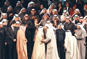الزميل يوسف خالد المرزوق يضع قبلة على جبين صاحب السمو الامير الشيخ صباح الاحمد﻿