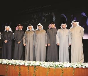 الزميل يوسف خالد المرزوق متوسطا مجموعة من اعضاء ذخر﻿