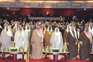صاحب السمو الامير الشيخ صباح الاحمد متوسطا سمو ولي العهد الشيخ نواف الاحمد والشيخ جابر العبدالله والشيخ فيصل السعود والشيخ مشعل الاحمد وسمو رئيس الوزراء الشيخ جابر المبارك والشيخ محمد العبدالله والشيخ علي الجابر ودرشاد الصباح وكبار الحضور﻿