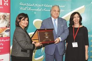 نبيلة العنجري تكرم دغسان العائدي﻿