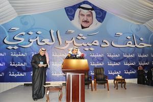 خلف دميثير متحدثا للحضور خلال افتتاح مقره
