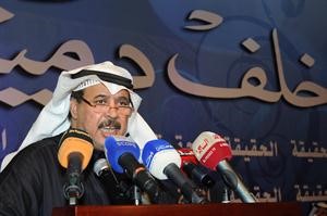 خلف دميثير متحدثا
