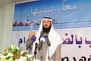 مرشح الدائرة الثانية دفهد الخنة متحدثا خلال الندوة