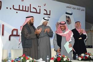 مسلم البراك متوجها الى المنصة وفلاح الصواغ وخالد الطاحوس يحييانه ويبدو عباس الشعبي