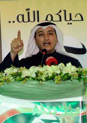 عسكر العنزي متحدثا خلال لقائه بناخبات الدائرة الرابعة