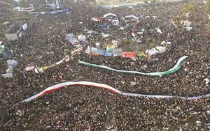 متظاهرو ميدان التحرير رفعوا علم الاستقلال السوري جنبا الى جنب مع العلم المصري في ذكرى ثورة يناير امس	افپ﻿