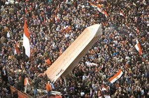 عشرات الالوف يرفعون مسلة في ميدان التحرير مكتوب عليها اسماء شهداء ثورة يناير 
