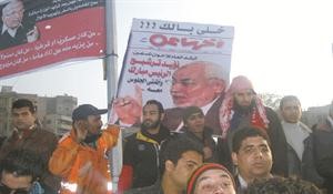 المعتصمون يرفعون صورة عاكف في حوار يعود لعام 2006 يؤيد فيه مبارك﻿