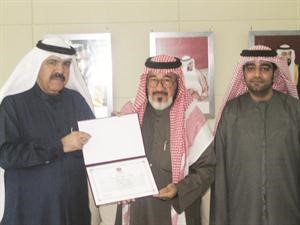 السفير الاماراتي حسن الخيال يقدم شهادة تقدير الى الزميل يوسف عبدالرحمن﻿