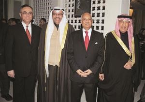 السفير المصري عبدالكريم سليمان والسفير عبدالعزيز الشارخ والسفير جاسم المباركي وعلي شلبي خلال الاحتفال﻿