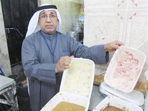 احد مفتشي البلدية يعرض اغذية غير صالحة للاستهلاك