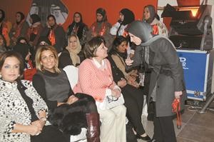 اريج علي الغانم تتحدث الى داسيل العوضي مع بعض الحاضرات في افتتاح المقر الانتخابي لمرزوق الغانم