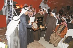 بعض الحضور يكرمون مرزوق الغانم