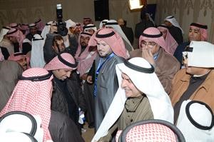 محمد الصقر محاطا بالناخبين
