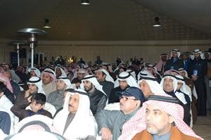  الحضور يستمعون لحديث الصقر
