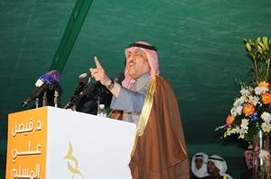 مسلم البراك مرتديا بشت احد شيوخ قبيلة عتيبة