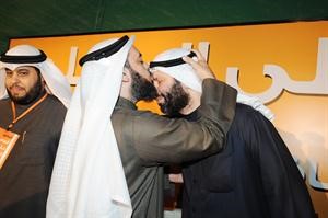 دجمعان الحربش مقبلا راس المسلم خلال الندوة