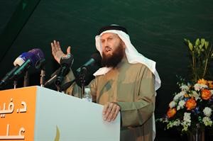 خالد السلطان مخاطبا الحضور
