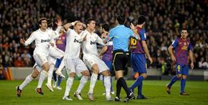 لاعبو ريال مدريد يحتجون على قرار لحكم المباراة افپ
