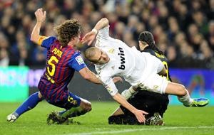 حارس برشلونة مانويل بينتو يعرقل الفرنسي كريم بنزيمة