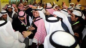  عسكر وسط محبيه من ناخبي الدائرة الرابعة
