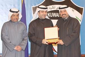 الشيخ طلال الفهد يقدم درعا لياسر ابل﻿