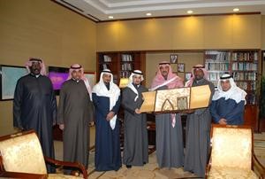 الشيخ صباح الخالد يتسلم درعا من الشيخ خالد الخالد ﻿