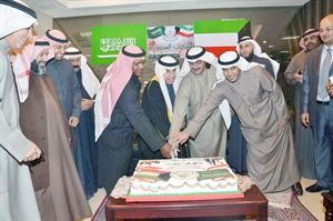 السفير دعبدالعزيز الفايز ومسؤولو السفارة وتعاونية السالمية يقطعون كيكة الاحتفال﻿