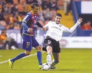 لاعب فالنسيا انتونيو باراغان في مواجهة مدافع ليفانتي بيدرو بوتيلي رويترز