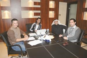 الزملاء سمير بوسعد وعبدالعزيز جاسم واحمد حسين مع ضيف ديوانية الانباء وليد علي