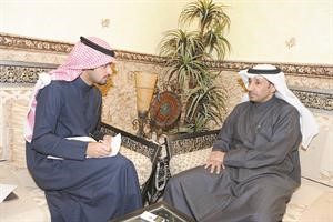 عايض ابوخوصة العتيبي متحدثا للزميل حسين البريكان