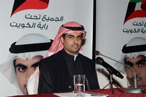 رياض العدساني مخاطبا الحضور في ندوته في غرناطة خالد مكي