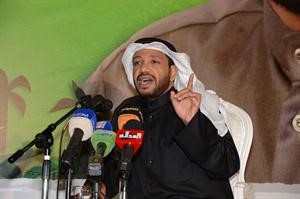 النائب السابق فيصل الدويسان متحدثا خلال افتتاح مقره الثاني في بيان