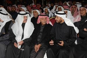 فيصل الدويسان متحدثا مع ناخبي الاولى في افتتاح مقره