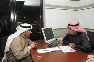 مرشح الدائرة الخامسة ناصر المري متحدثا الى الزميل محمد الدشيش