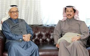 الشيخ محمد بن عبدالله ال خليفة خلال لقائه السفير الشيخ عزام الصباح﻿