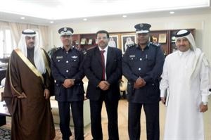 مطلق ابورقبة العتيبي متوسطا عددا من المسؤولين القطريين خلال زيارته﻿