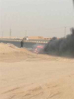النيران تلتهم السيارة الرياضية﻿
