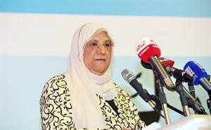 النائبة السابقة دمعصومة المبارك متحدثة للحاضرات متين غوزال
